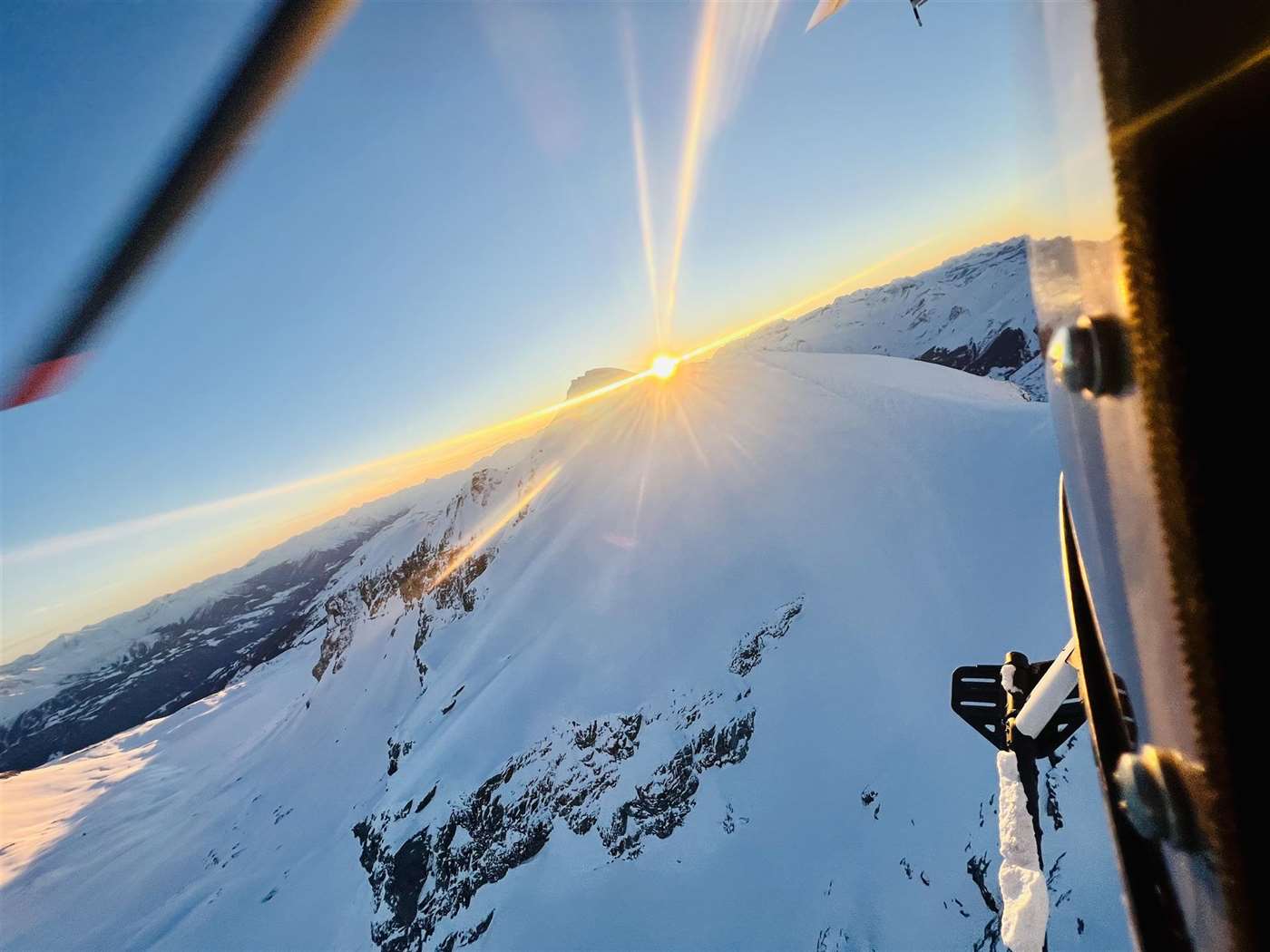 ...mit dem Zebra-Ski-Taxi direkt ins Skigebiet