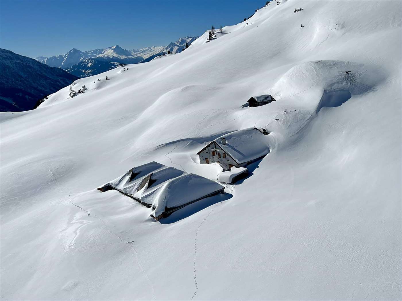 Alphütten im Winterschlaf