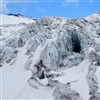 Gutscheine für Gletscherflüge mit eindrücklicher Naturkulisse, wie dieser "Gletscherhöhle" auf dem Sustenlimmi